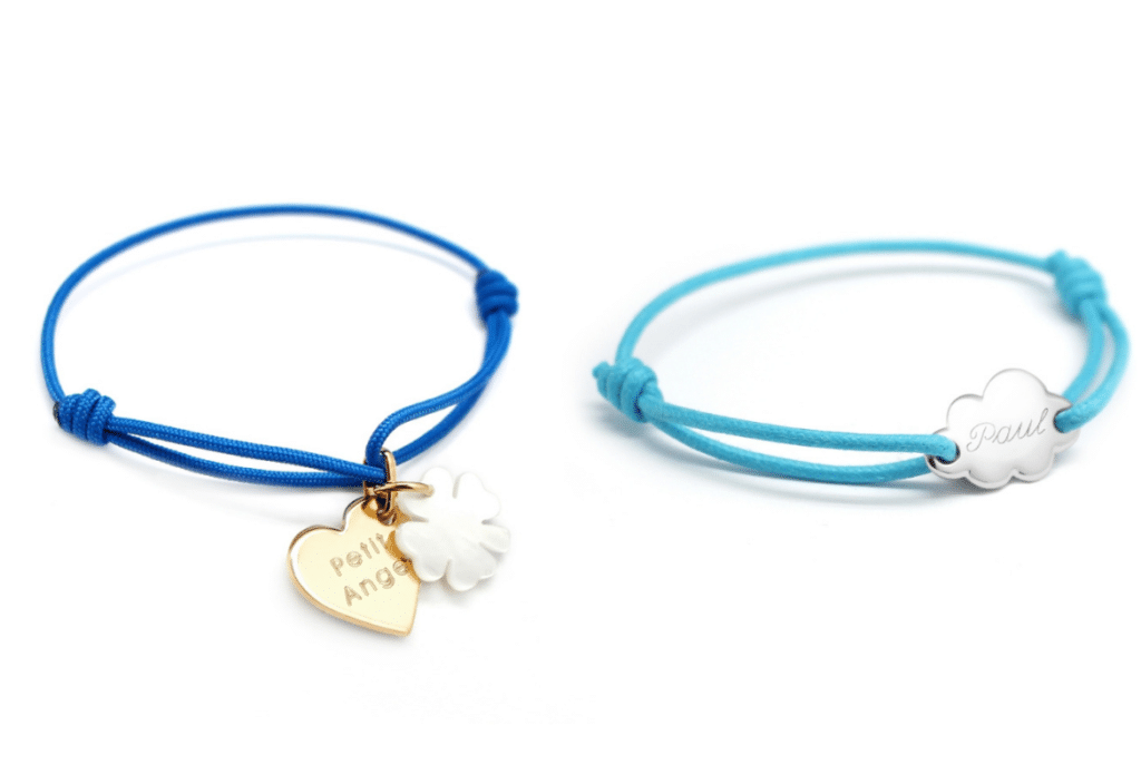 Bracelet bleu avec perles et pompon montés sur élastique
