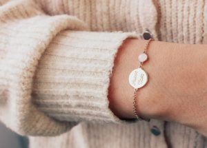 bracelet-chaine-medaille-femme-pierre-rose-plaque-or