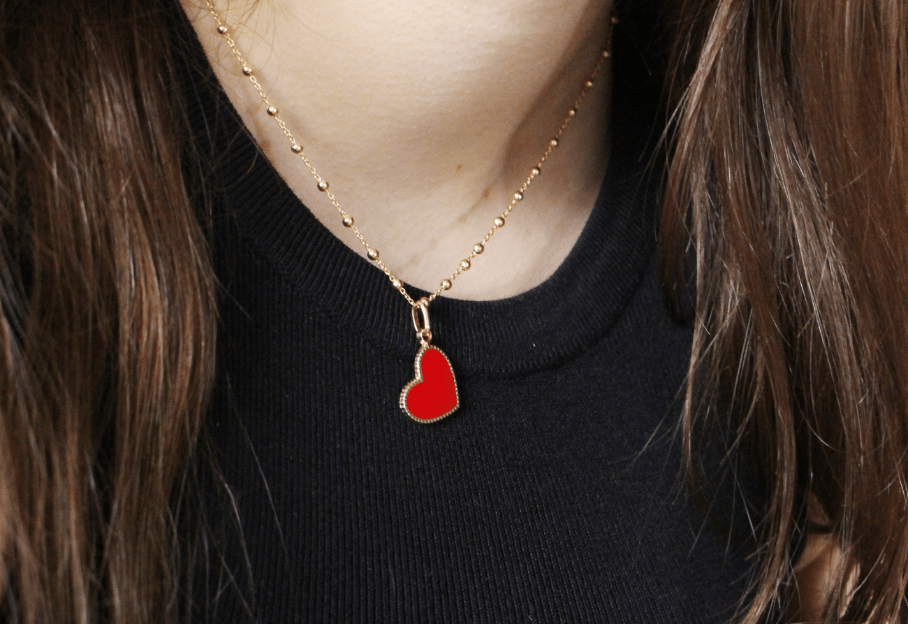 collier personnalisé avec coeur rouge et chaine perlée en plaqué or